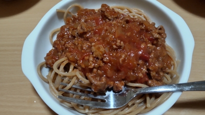 油なしでも結構挽き肉から油が出てきたのでしっかり炒められました。
家にある材料で素早く出来て美味しかったです！パスタは全粒粉です。