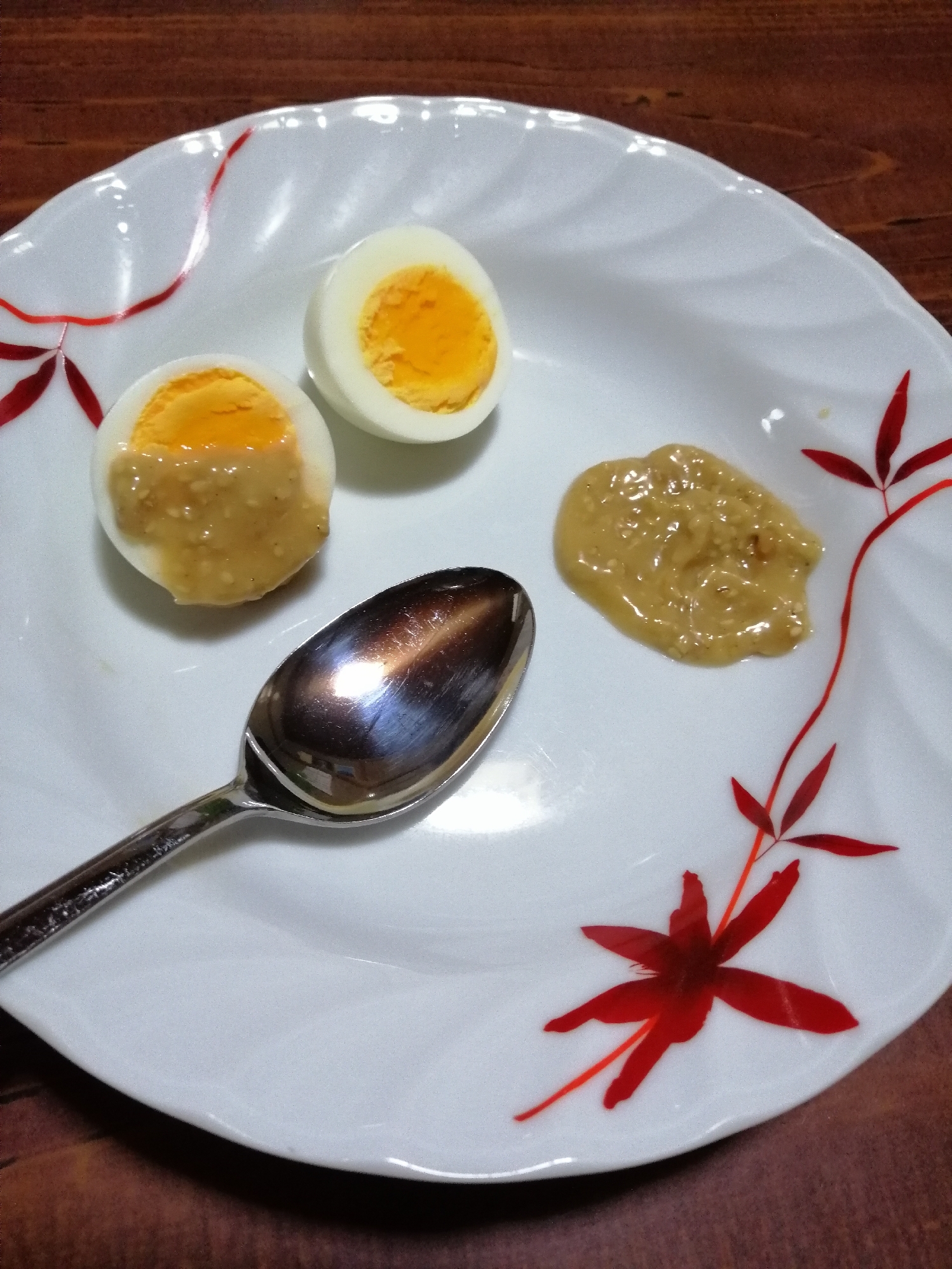 忙しい朝にピッタリ！ごま味噌だれで食べる　ゆで卵