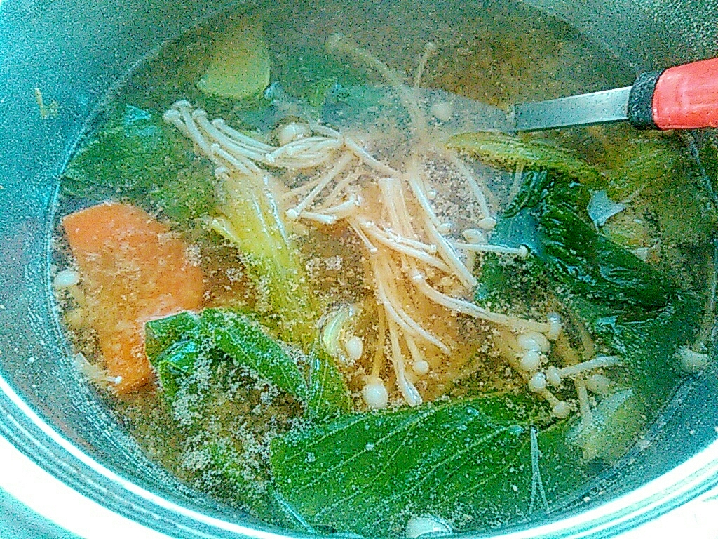 青梗菜にんじんエノキダケのスープ