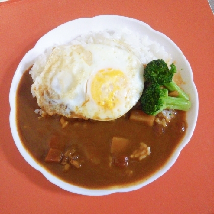 にゃりんabcさん♪普通のレトルトカレーで失礼致します！目玉焼きとブロッコリーの追加で栄養も食べ応えも増して良かったです☆とっても美味しかったですo(^o^)o