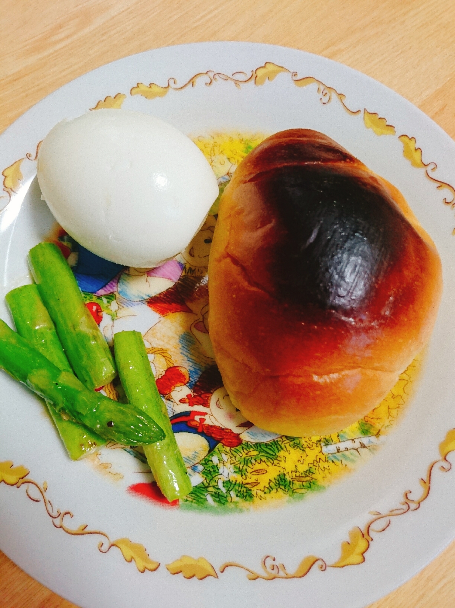 アスパラ炒め 茹で卵 ネオバターロールワンプレート