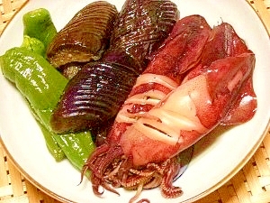 白い皿に入ったヤリイカとなすの煮物