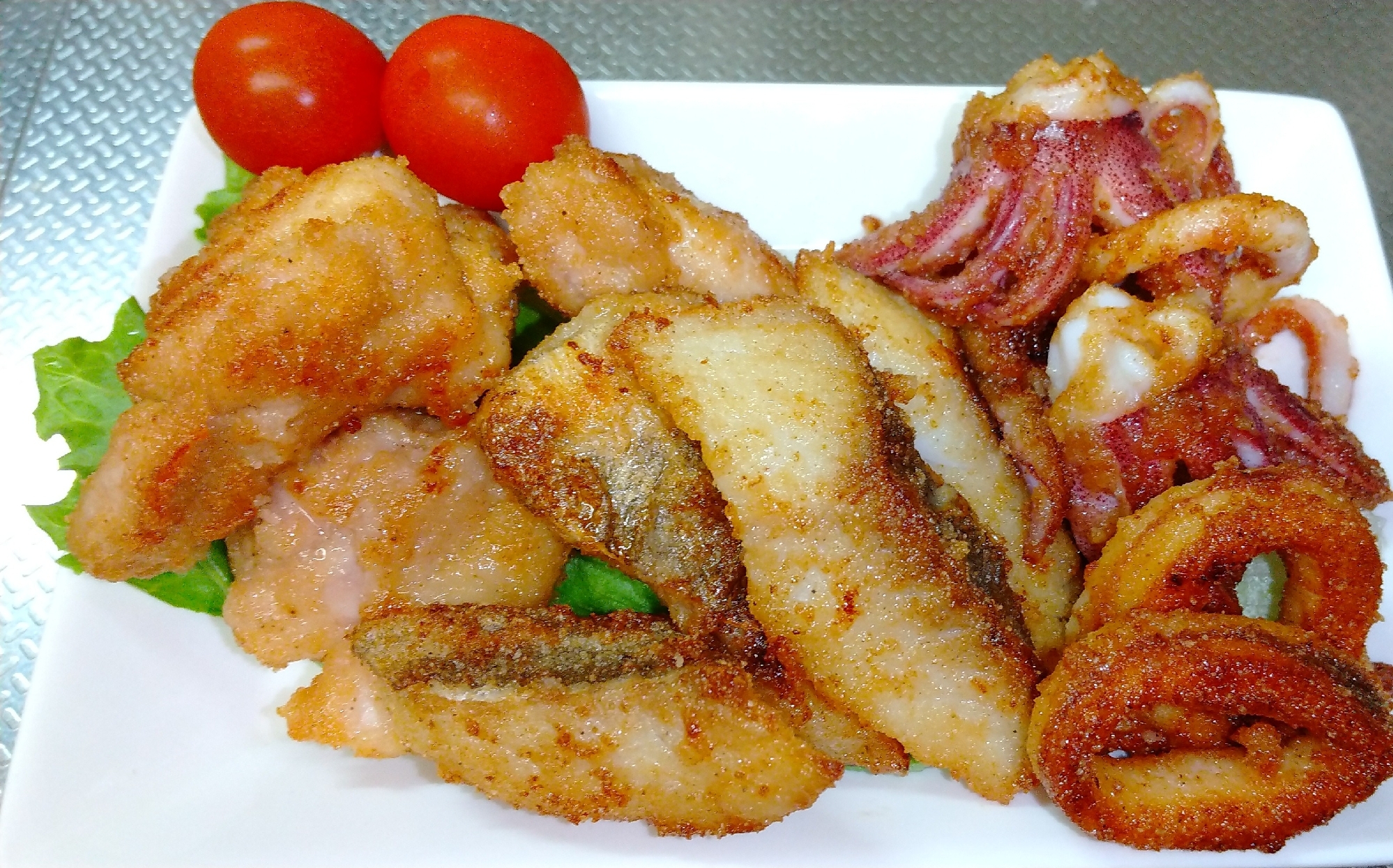 ✱3種(鶏肉、イカ、たら)のからあげ盛り合わせ✱