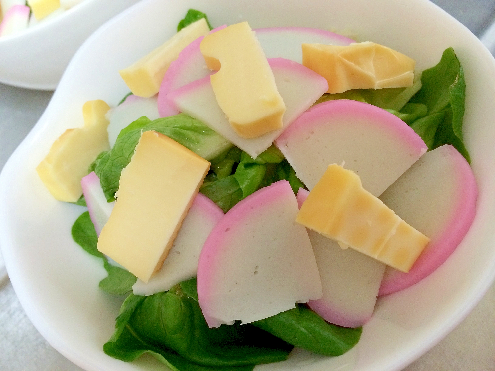 サラダ菜とかまぼこ、チーズのサラダ