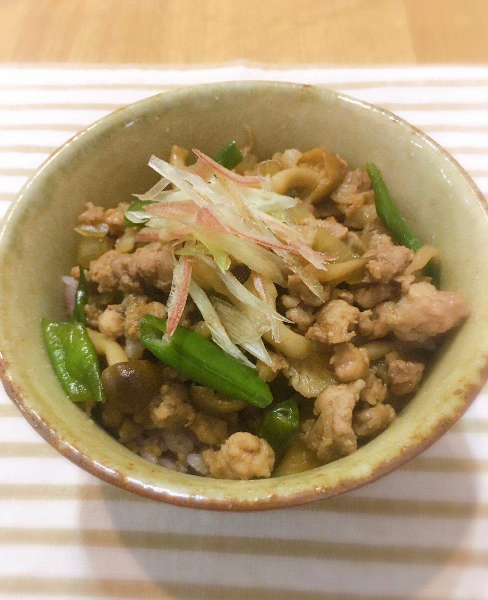 豚ひき肉とインゲンの甘辛炒め丼♪