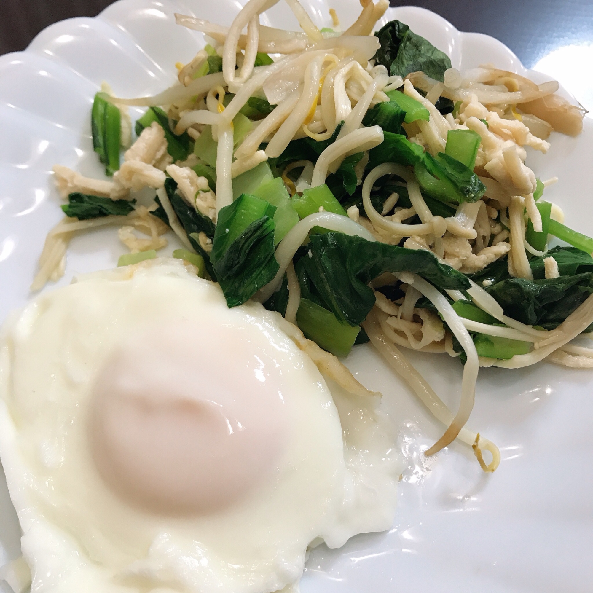 いろいろ野菜の炒めものと目玉焼きのワンプレート