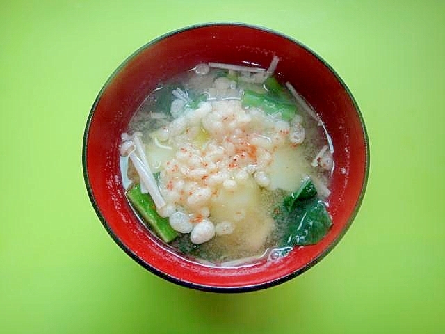 揚げ玉入り☆じゃがいも小松菜えのきの味噌汁