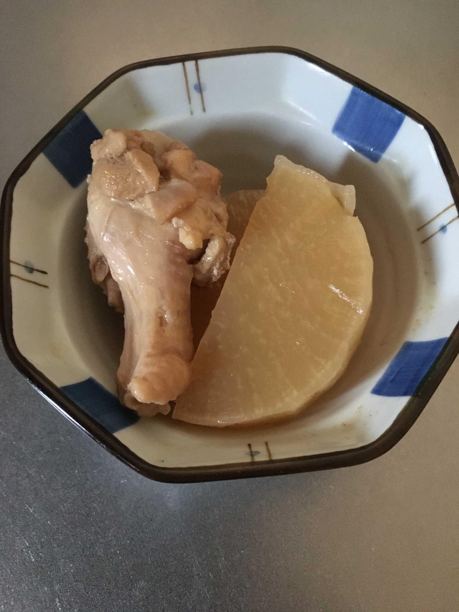 鳥手羽元と大根の煮物