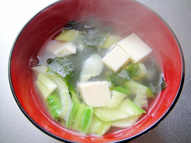豆腐とわかめ青梗菜の味噌汁
