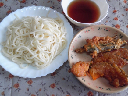 残り物の天ぷらでランチにいただきました♪うどんだけでは寂しいけど天ぷらがあるだけで食べた感UPですね～ごちそうさまでした(*^_^*)