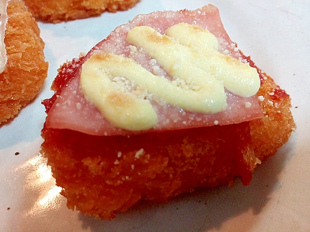 ケチャ/マヨ/パルメザンチーズで　ハムonエビカツ