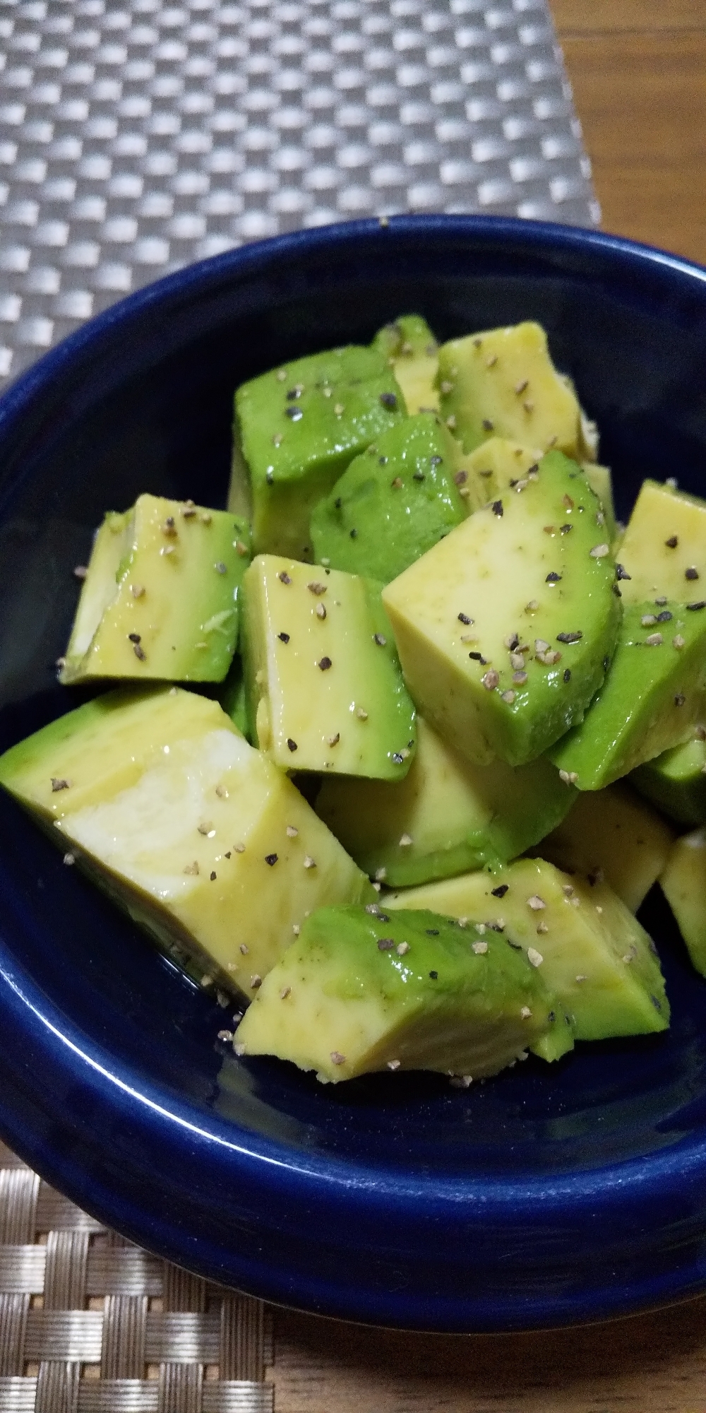 レモンでさっぱり！アボカドの副菜