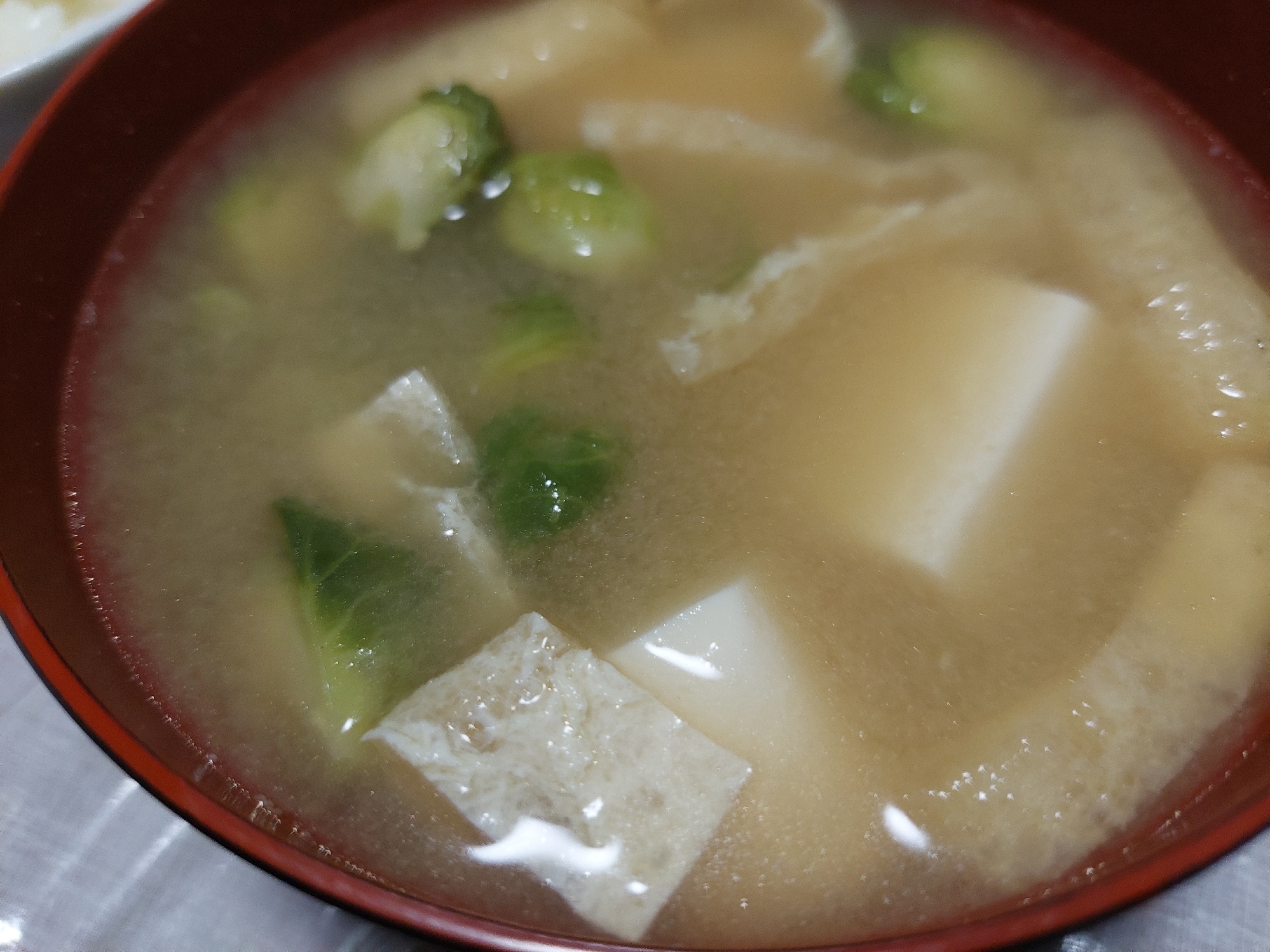 芽キャベツと豆腐と油揚げのお味噌汁