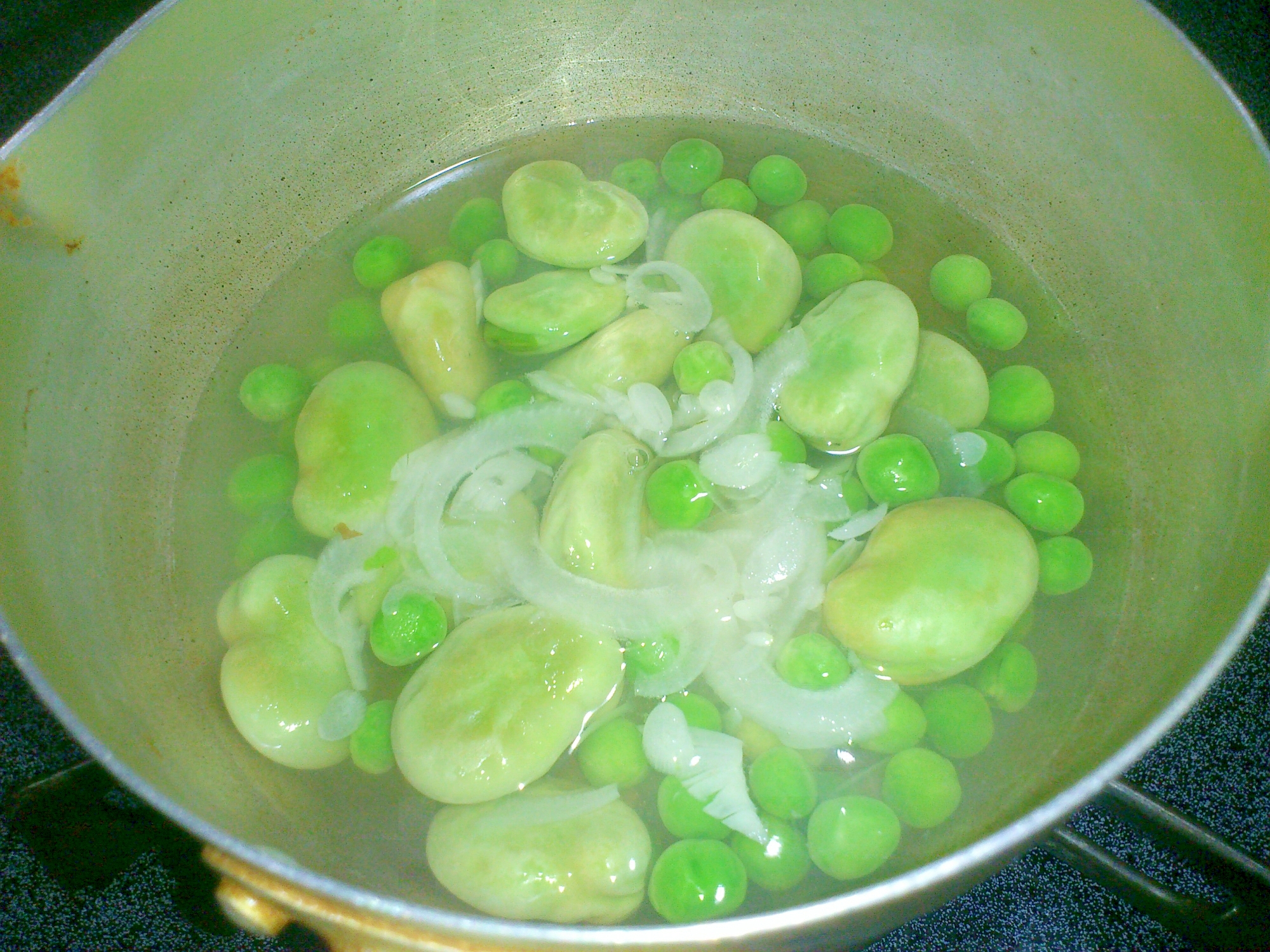 空豆とグリンピースのスープ煮