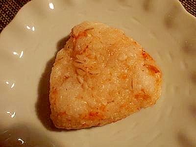 鮭フレークとチーズ　ピリッと焼きおにぎり
