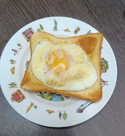 目玉焼きチーズトースト