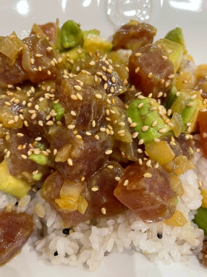 美肌に期待♡アボカドとサーモンのポキ丼