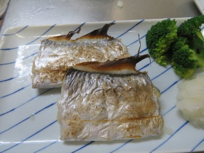 今年は何故か仙台でも毎日水揚げがあるそうです。
馴染みの薄い魚種でしたが、とても美味しく食べられました。
「炭塩」で焼きました。