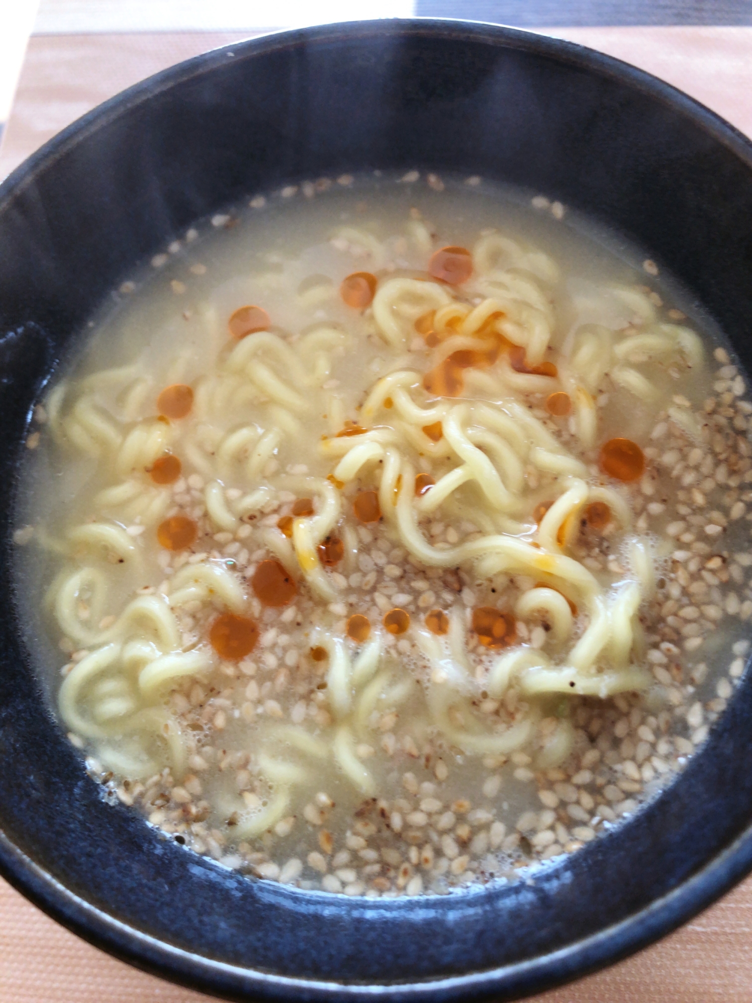 ラー油ニンニク豚骨ラーメン