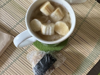 キャベツと玉ねぎと麩の味噌汁