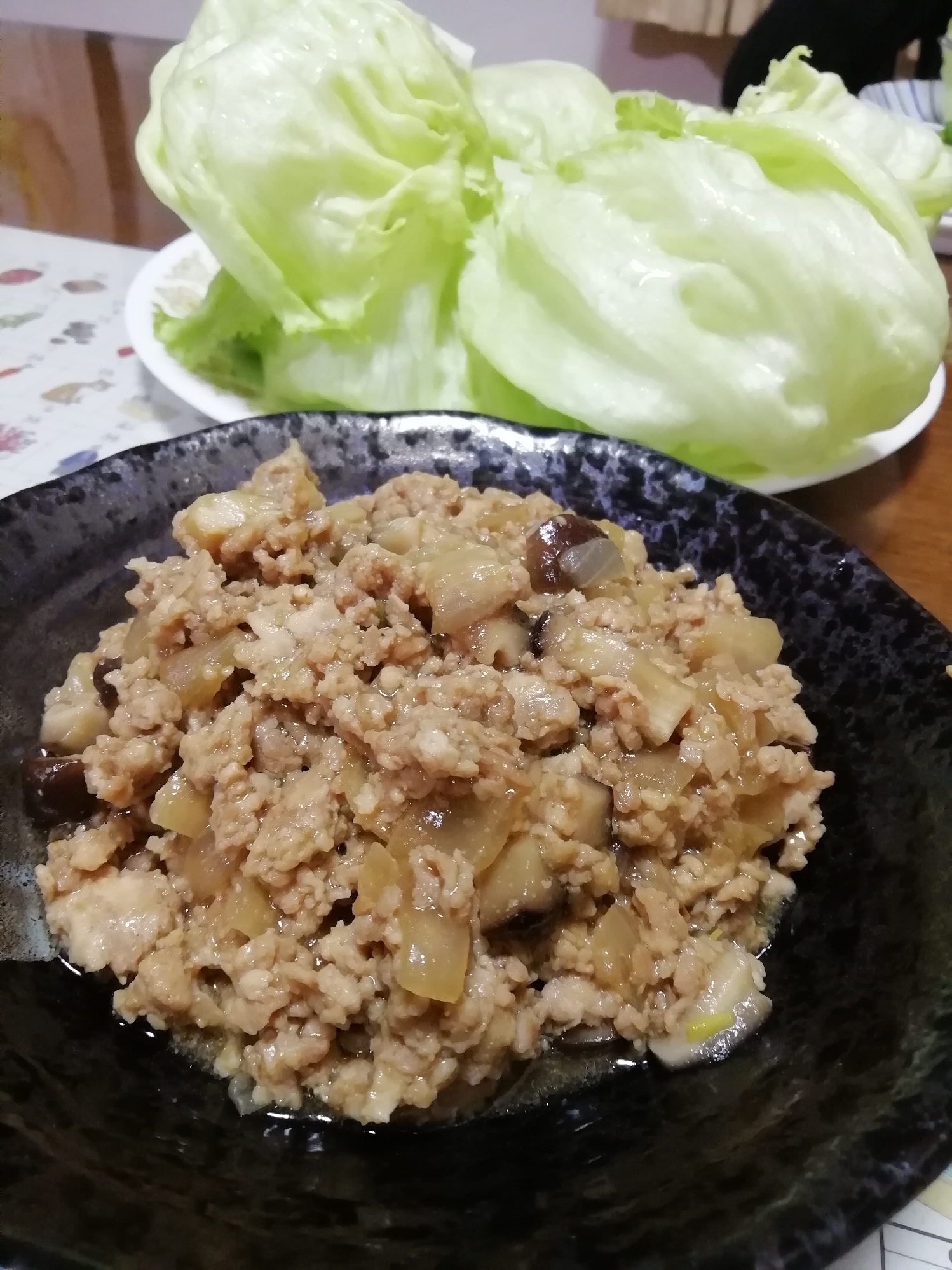 鶏ひき肉のレタス包み