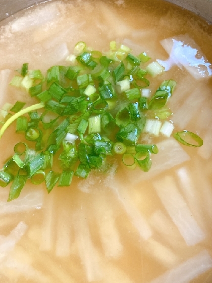 今日のお汁！　「冷凍玉ねぎとシメジ、大根の味噌汁」