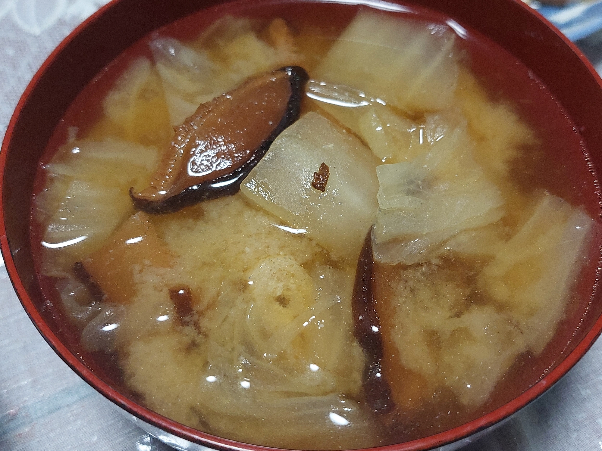 椎茸と白菜と油揚げのお味噌汁