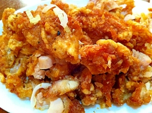 白いお皿に盛り付けられた唐揚げのねぎ和え