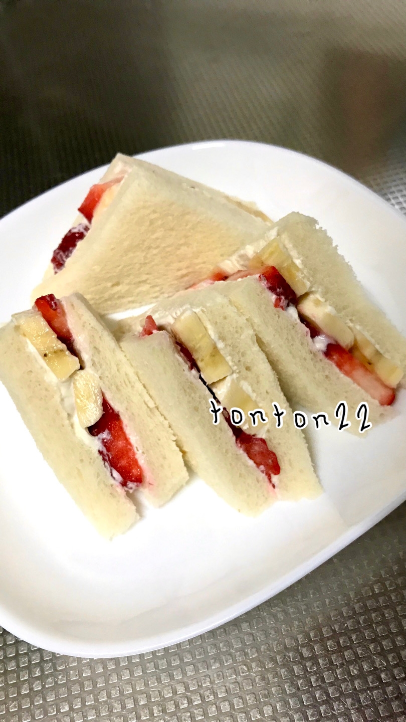 バナナとイチゴのフルーツサンドイッチ☆