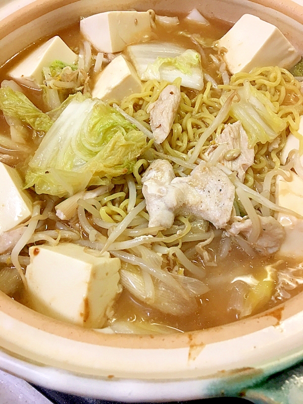 鶏胸肉と市販のラーメンで野菜たっぷり鍋