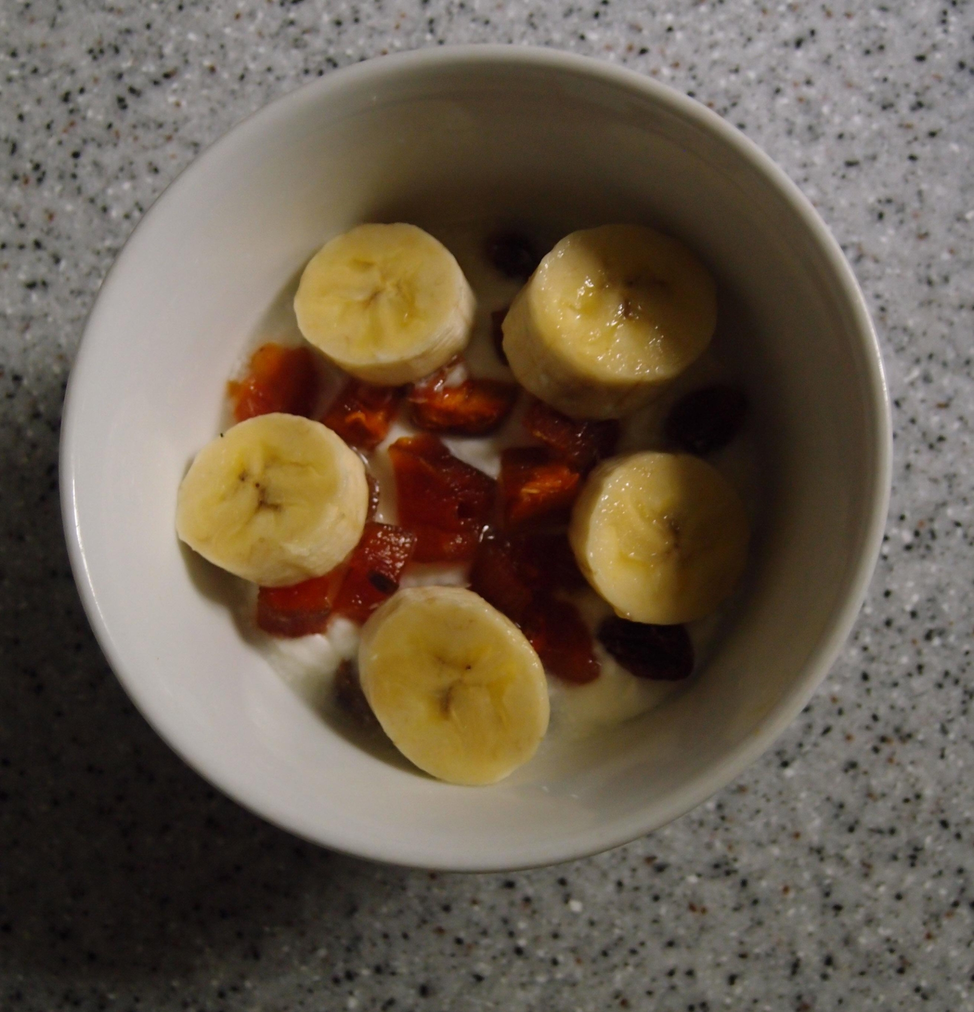 バナナと干し柿とレーズンのヨーグルト