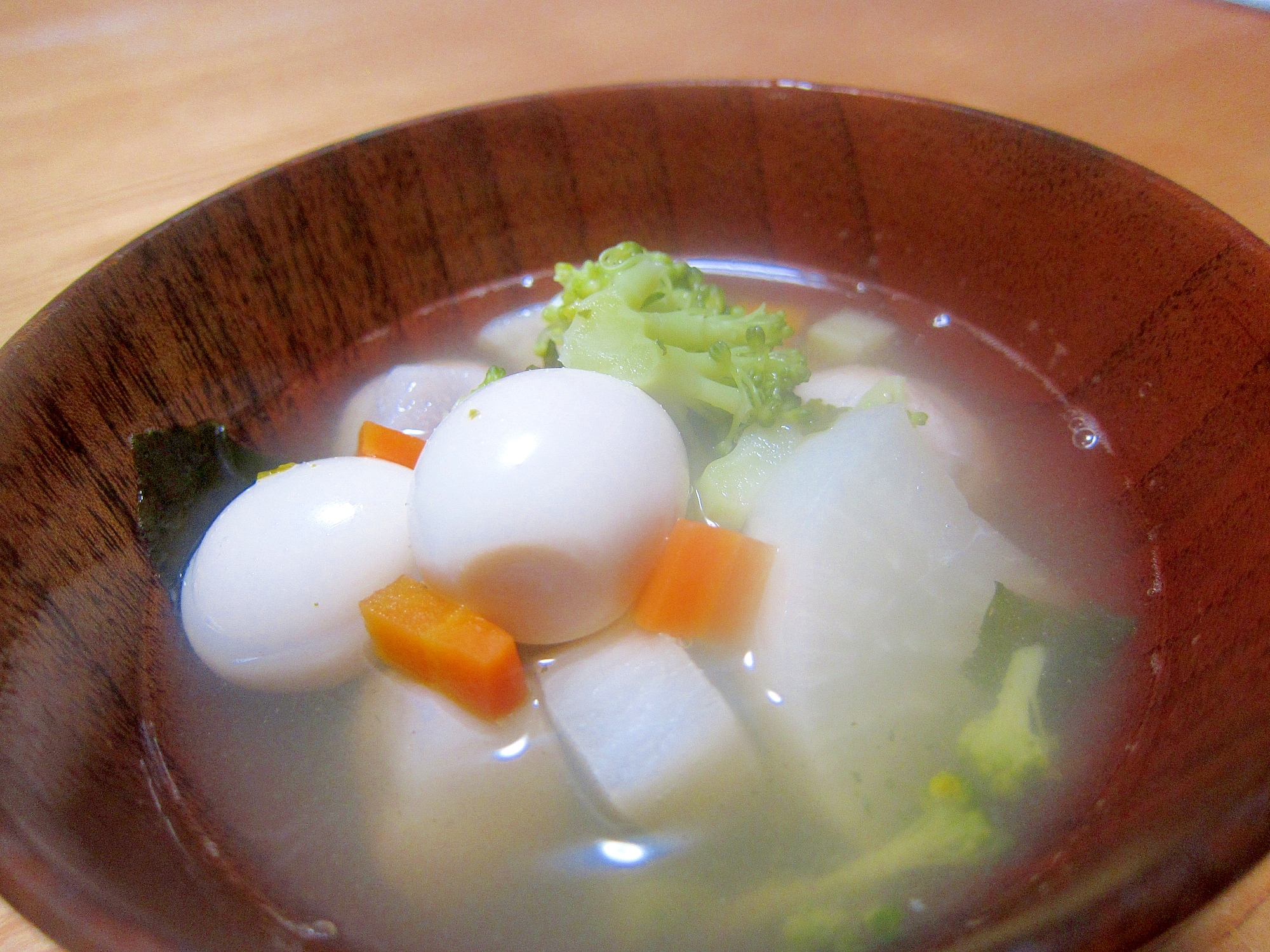ブロッコリーとうずらの卵と大根と里芋のスープ
