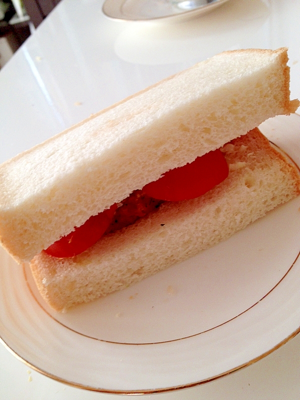 スパイシーチキンとトマトのサンドイッチ