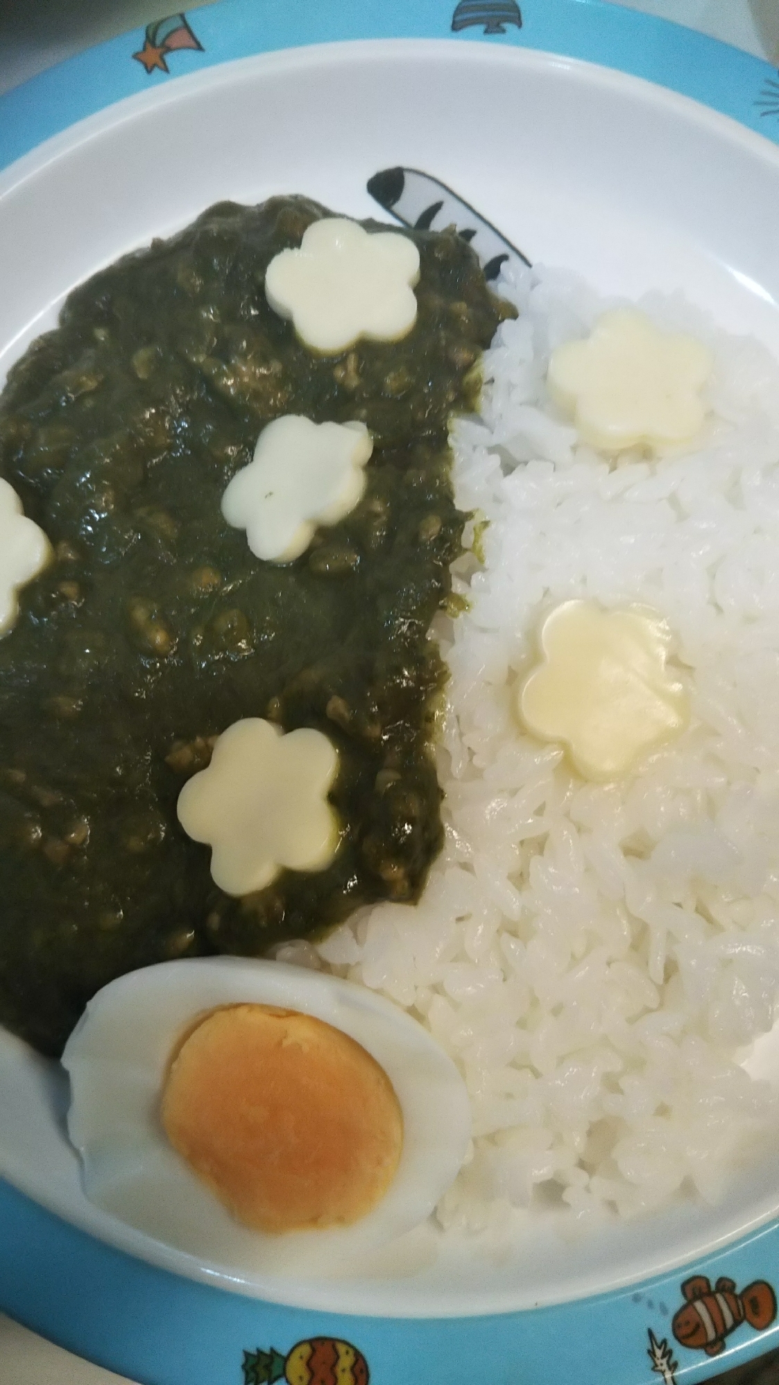 ほうれん草で！緑色のチーズカレー