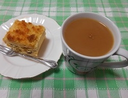 こんばんは♪成城石井のチーズケーキ買ってきたから、お供に❤美味❤甘いものと珈琲最高❤いくつになってもやめられないわ←だからぶくぶく太っちゃう（笑）ごちそうさま♪