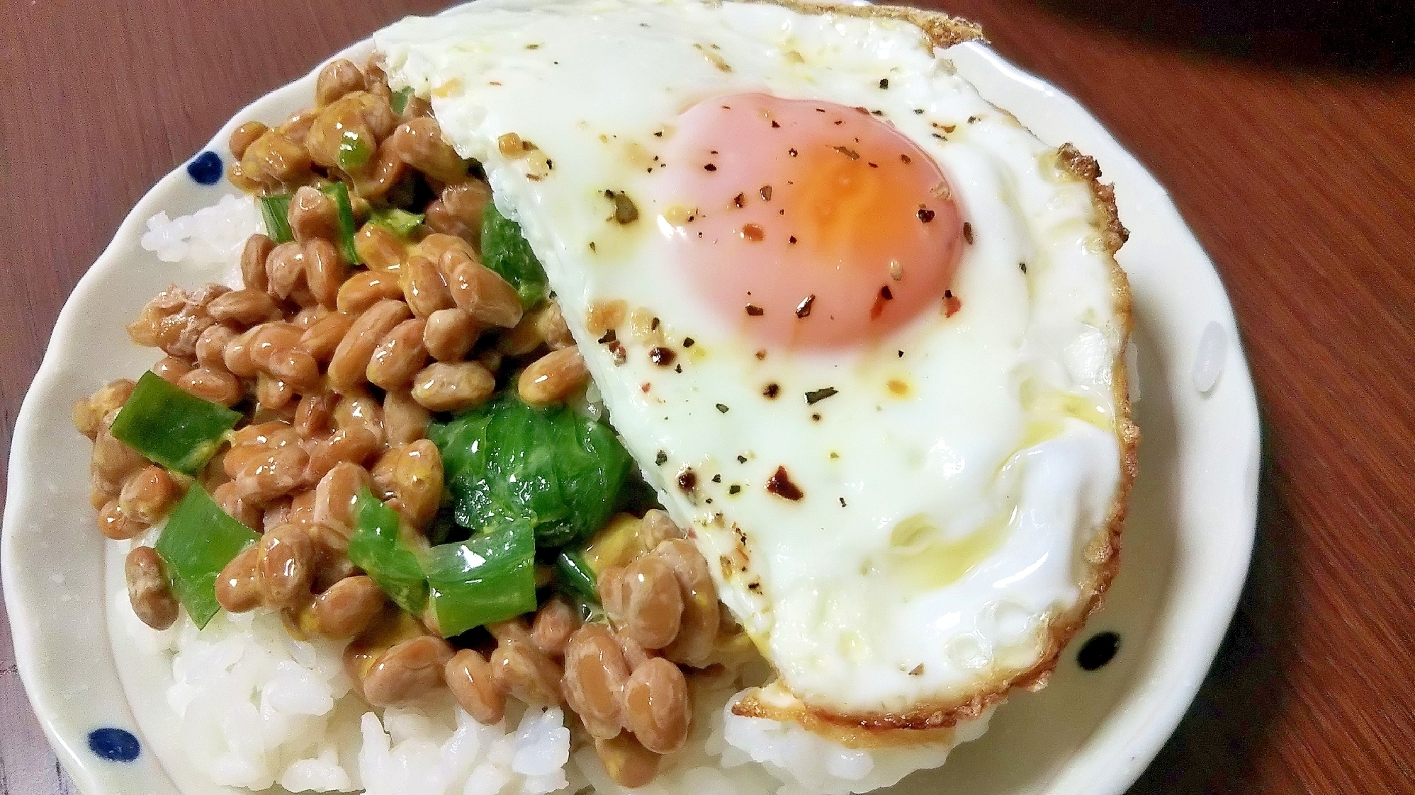 節約だけど豪華に見える！納豆&目玉焼きごはん