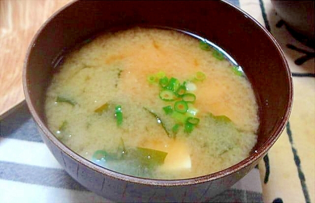 サッと作れるわかめと豆腐の味噌汁