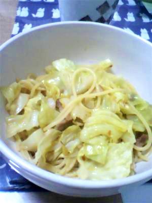 キャベツと食べラー油のパスタ