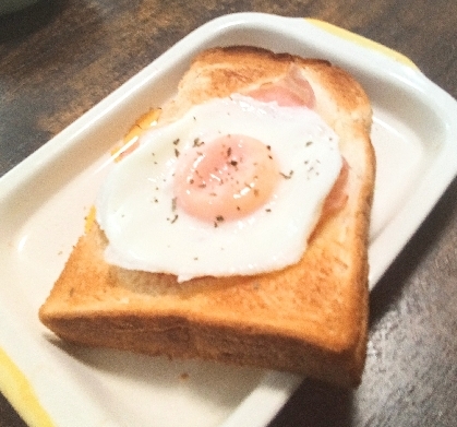 ベーコンと目玉焼きのトースト☆