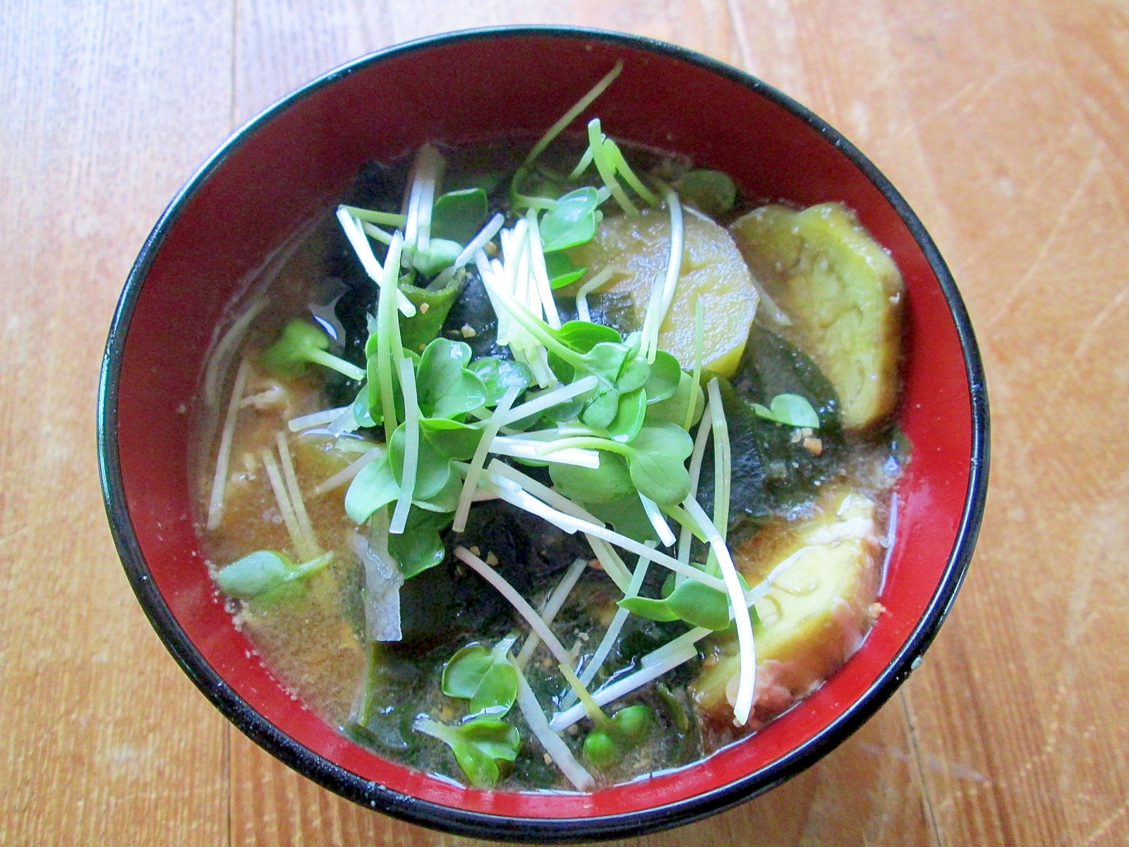 かいわれ入りナスの味噌汁