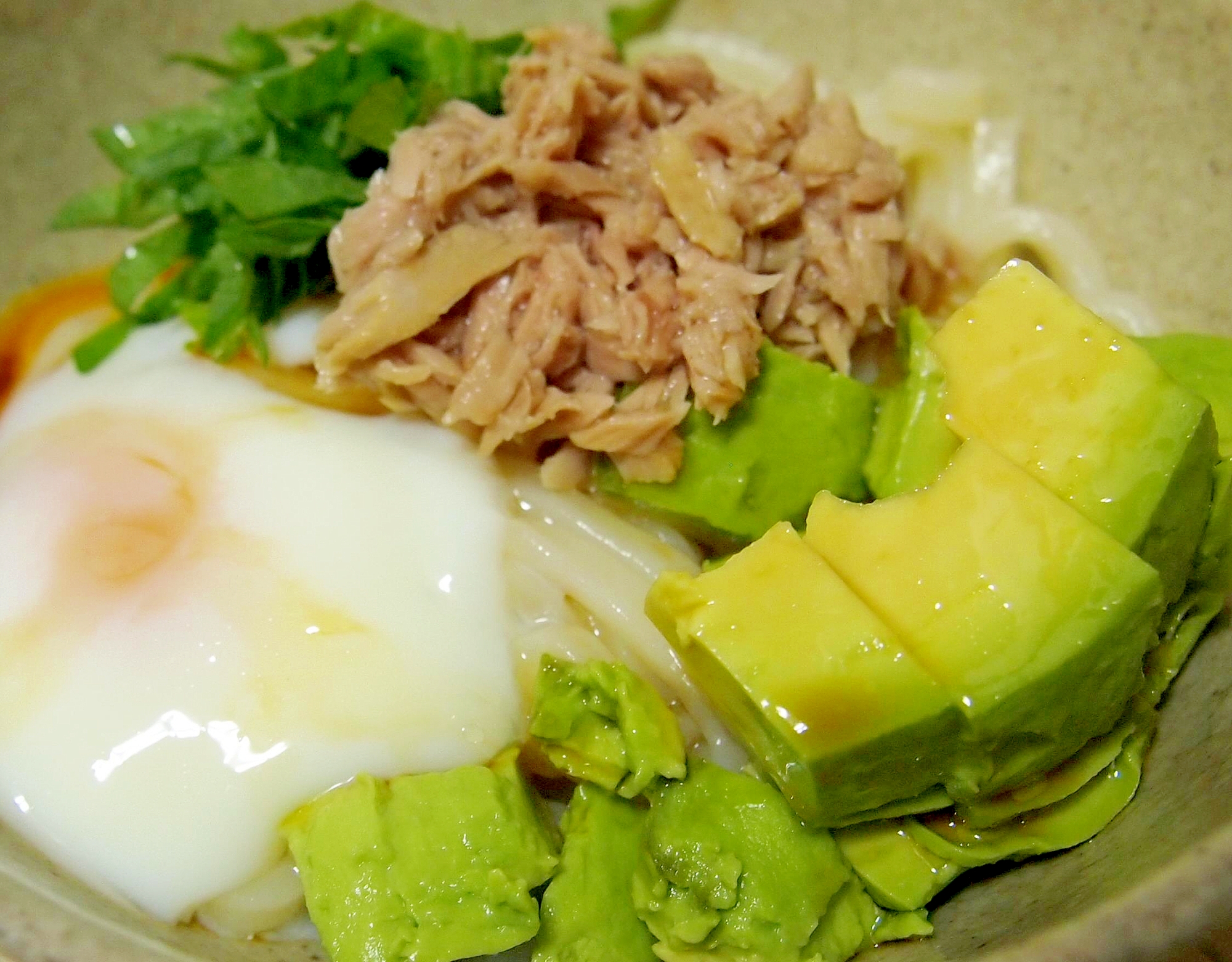 アボカドとツナと卵のサラダ風うどん