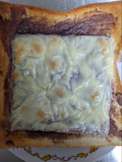 とろけるチーズで♪あんバタートースト