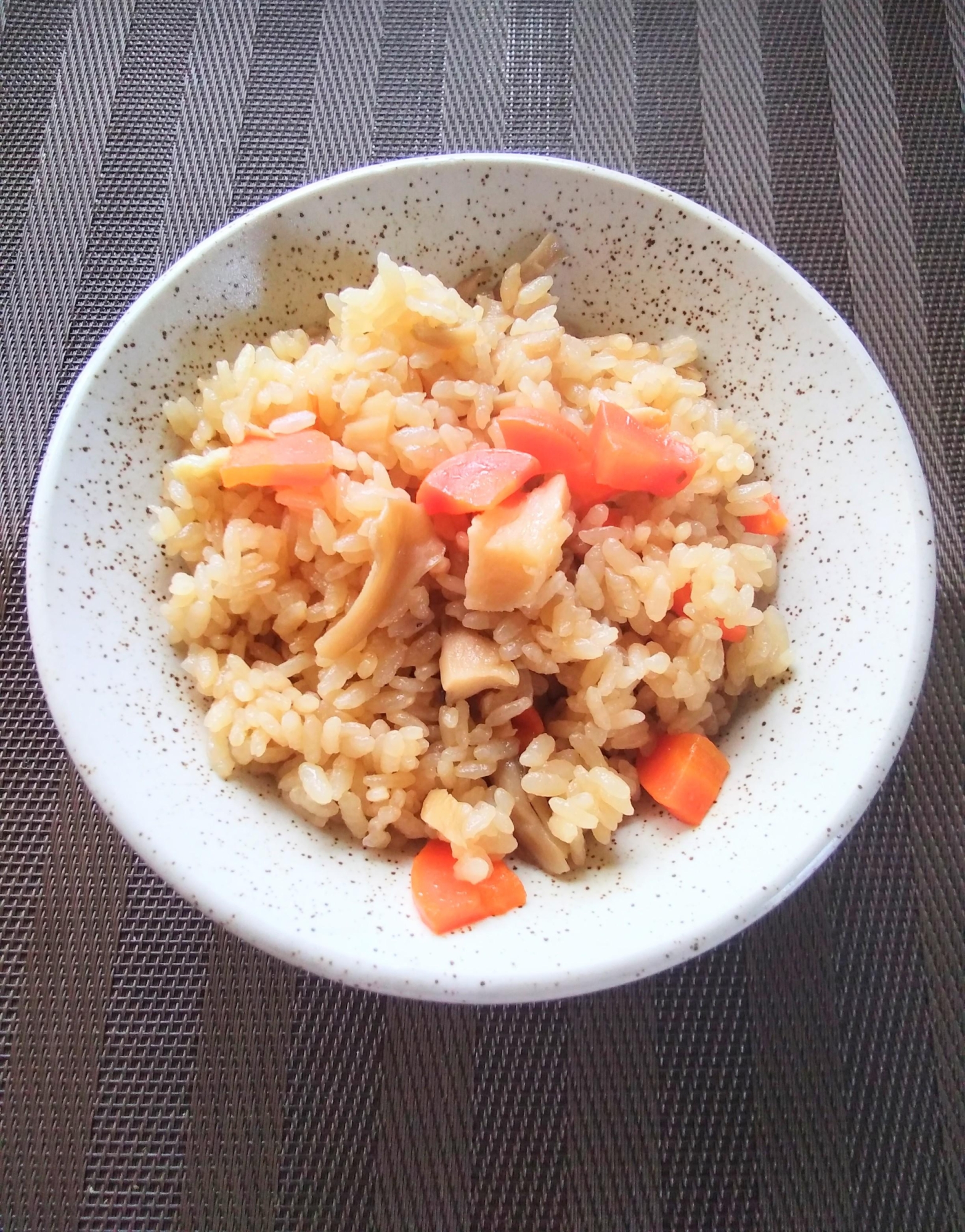 鶏皮☆鶏皮と人参と舞茸の炊き込みご飯