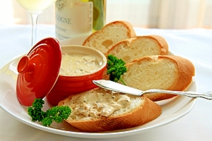 簡単!混ぜるだけツナの濃厚リエット、パンに添えて