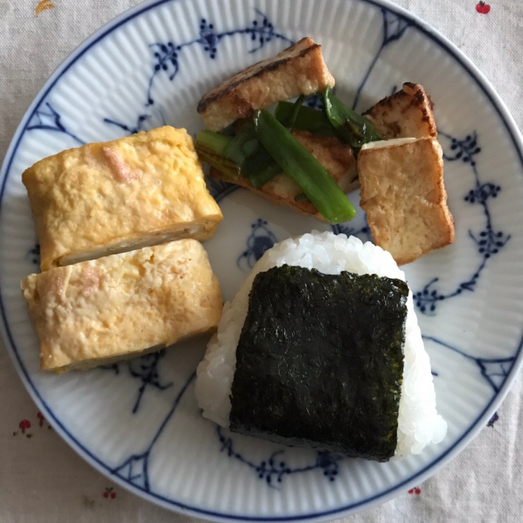 はごろも煮入り海苔巻きおむすびの朝ごはん