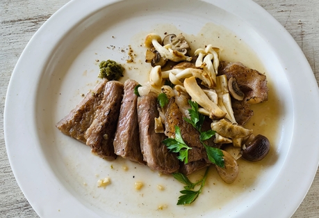 宮崎牛ステーキ　いろいろキノコソース