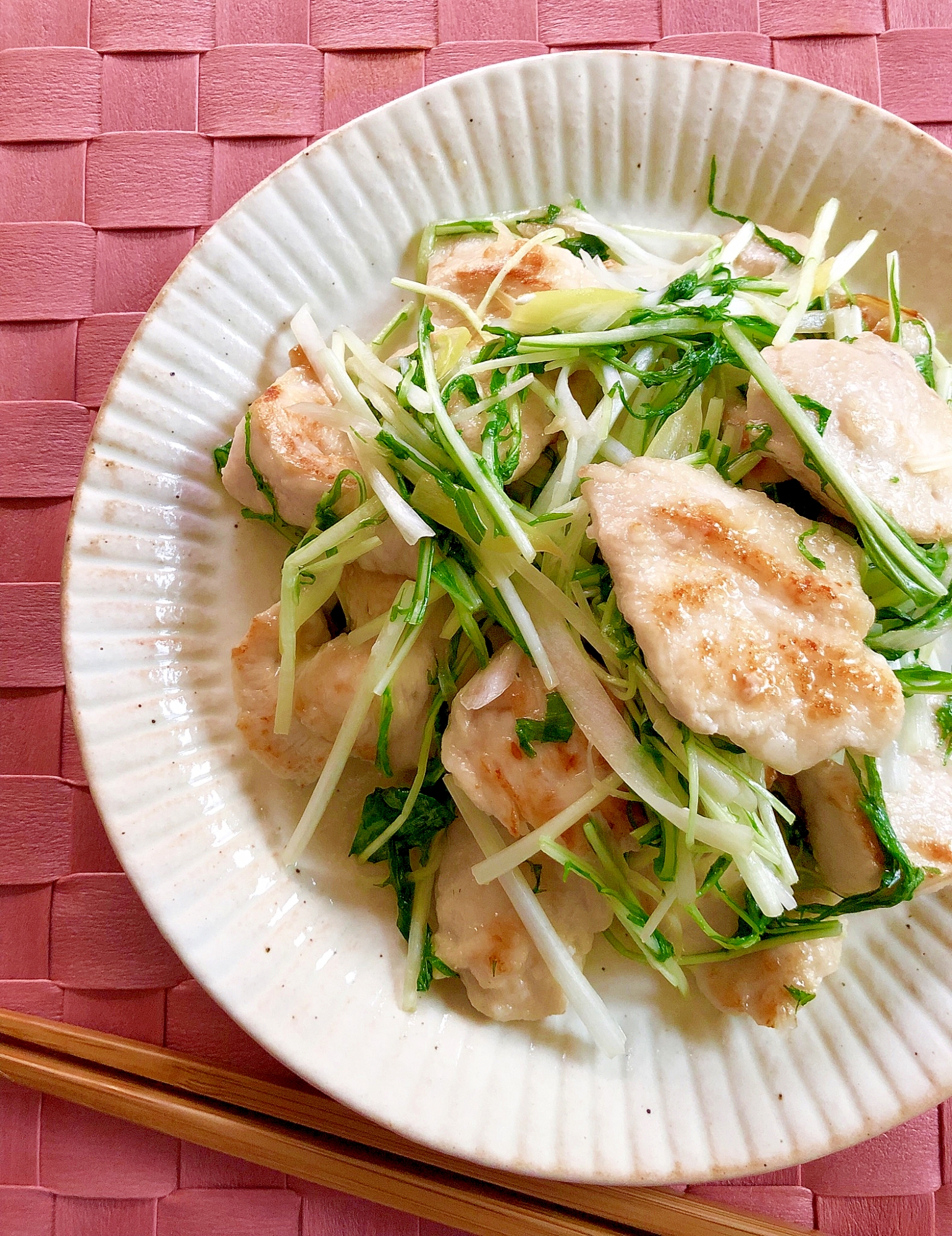 鶏むね肉と水菜の簡単ネギ塩炒め