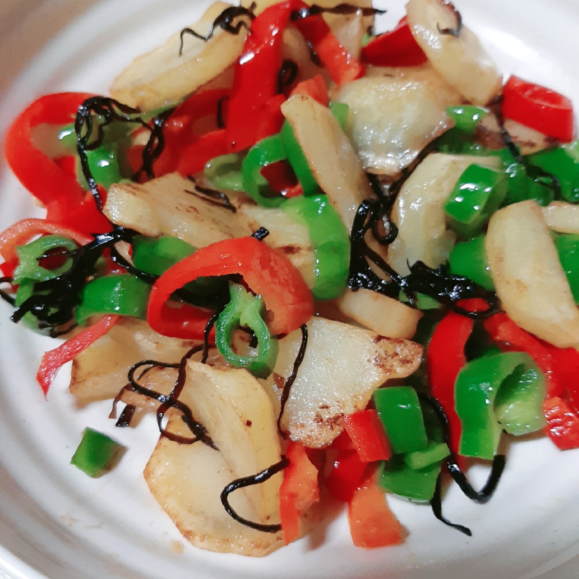 じゃがいもとピーマンの塩昆布バター炒め