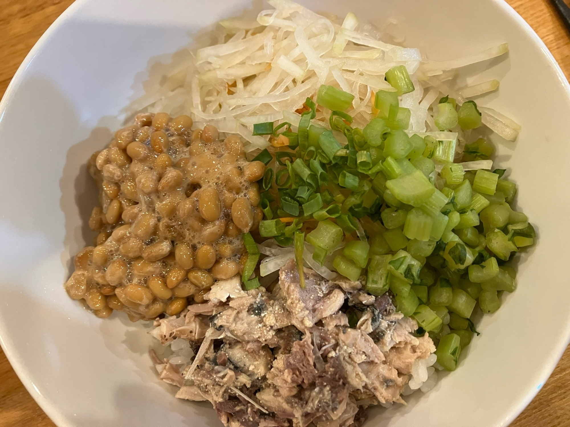 サバ缶そぼろと納豆の爆弾どん