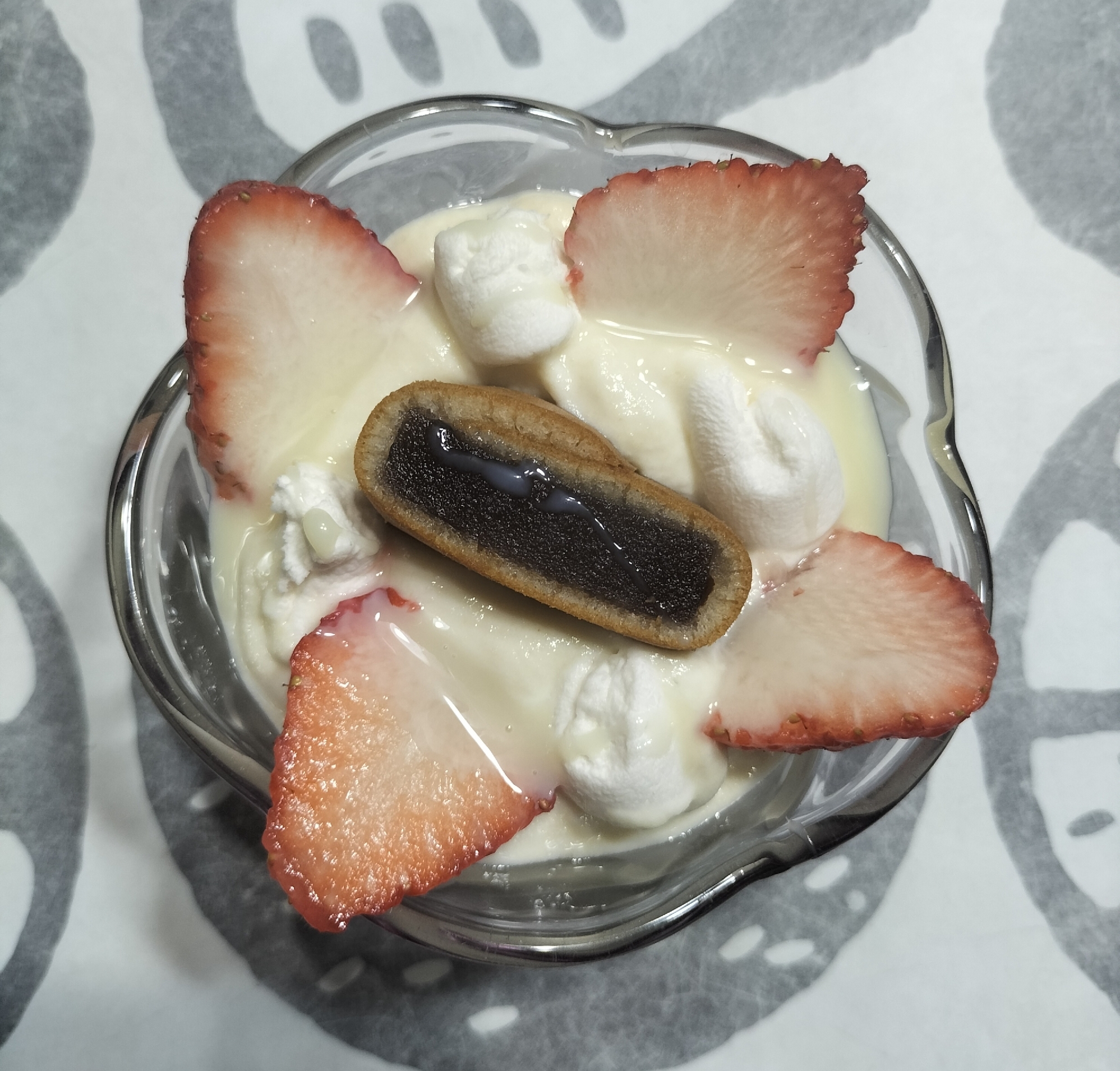 苺とマシュマロと羊羹巻きヨーグルト